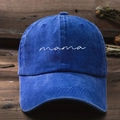 Berretto da baseball in denim lavato blu con ricamo mama bianco su un tavolo di legno - Taglia unica / Blu Reale