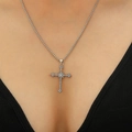 Zilveren kruis hanger ketting voor dames met fonkelende diamanten aan een metalen ketting - Zilver (1818)