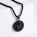 Detalle de un colgante de unicornio negro en una cadena sobre un cubo blanco puro - Capricornio Negro (Sin Cadena)
