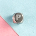 Perle cube en acier inoxydable argenté avec lettre P gravée pour colliers et bracelets - Lettre P