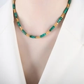 Elegante Perlenkette mit grünen Imperal-Steinen und vergoldeten Titanstahl-Perlen - 39+5cm / Grün