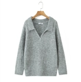 Vista dettagliata del maglione in maglia grigia a maniche lunghe con colletto polo - Taglia unica / Grigio