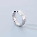 Vista macro de un anillo de acero de titanio plateado con textura martillada única - US 6 / Estilo Acero Martillado Fino (KR108596-GC) / 6mm / Color Acero