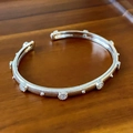 Macro detail of silver drop open cuff with ribbed texture and crown-set cubic zirconia - Silver Threaded Texture Prong Inlaid Crystal Style (17#)