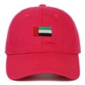 Détail de face d'une casquette de baseball rouge en coton avec broderie du drapeau des EAU - Réglable / Rose rouge