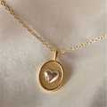 Zweifarbige Herz-Oval-Halskette mit 18k Goldbeschichtung auf weißem Seidenstoff - Gold