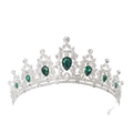 Dettaglio ravvicinato di una tiara d'argento con strass scintillanti e gemme color smeraldo - Argento/Pietra Preziosa Verde
