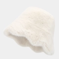 Primer plano de la textura de piel sintética y el ala de un sombrero de invierno color crema - M (56-58cm) / Blanco Roto