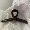 Detail of tortoiseshell ribbon hair claw clip in dark brown with metal spring - 13cm Cross Ribbon Claw / Tortoise