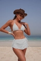 Detalle de conjunto de bikini blanco con falda de talle alto y textura de tela - S / Blanco