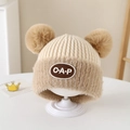 Dettaglio del cappello in maglia per neonati con pompon e toppa ricamata C-A-P - 2-5 Anni / Lettere CAP / Bianco Sporco
