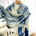 Sciarpa in raso blu con foglie di ginkgo elegantemente drappeggiata su un manichino - Fiori Toni Blu (Stile 3)
