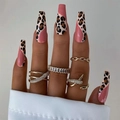 Unghie finte Coffin rosa e leopardate con finitura lucida sulla mano della modella - Splicing Leopardato Rosa (JP1414)