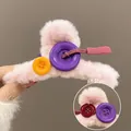 Rosa Plüsch Haarklammer mit bunten Knöpfen und Kordelzug, Modelle A und B für Herbst - Knopf-Stil / Hellrosa