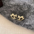Détail de boucles d'oreilles cheval à bascule plaquées or 18k avec texture martelée - Clous Cheval à Bascule Tige Argent / Or