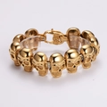 Dettaglio del bracciale a catena con teschi dorati e finitura lucida a specchio - Oro Lucido con Chiusura a Moschettone (Stile 1 Oro)