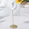 Kreativer ohrförmiger Schmuckständer mit goldenem Stab und stabilem Rundsockel - Linkes Ohr Weiß Einzelstück