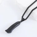 Vue macro d'un pendentif tondeuse de coiffeur noir avec chaîne box sur fond de pierre - Noir (avec chaîne)