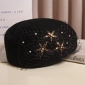 Eleganter schwarzer Woll-Barett mit Netzschleier, weißen Perlen und Goldsternen für Damen - Schwarz Mit Drei Sternen