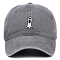 Détail d'une casquette de baseball en coton gris délavé avec broderie fantôme blanc - Taille unique / Gris