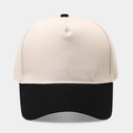 Vista frontal de una gorra de 5 paneles beige con visera negra curva detallada - Crema y negro