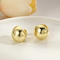 Macro di orecchini a sfera dorati minimalisti con superficie a specchio lucida e liscia - Oro Cerchio con Sfera Piccola