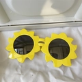 Creative sunflower shaped sunglasses with yellow frames and dark grey lenses for street style - Sunflower