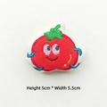 Dettaglio di una spilla di peluche a forma di pomodoro da 5 cm con foglie e sorriso - Stile Fai-da-te (Apertura posteriore) / Pomodoro