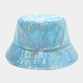 Vue détaillée du chapeau bob laser iridescent avec des coutures renforcées sur le bord - M (56-58cm) / Bleu clair
