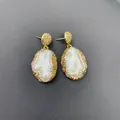 Dettaglio di orecchini con perle barocche, cristalli cechi colorati e finitura oro - Orecchini a Bottone con Bordo Dorato