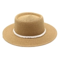 Dettaglio di cappello di paglia con elegante nastro di perle su trama intrecciata - M (56-58cm) / Cachi