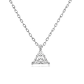 Dettaglio macro della collana con pendente in zircone a triangolo argento su fondo bianco - Triangolo / Argento