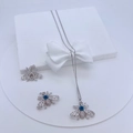 Detalle de conjunto de collar y pendientes de insecto en plata con circonitas azules - Abeja plateada con circonita azul y blanca