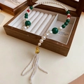 Collier de perles avec détails verts et pendentif à pompon sur une boîte en bois - Pompon en perles blanc rouge vert rétro (98# Ras du cou)