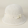 Detalle de sombrero de sol de punto blanco con perlas y adornos florales elegantes - S (56-57cm) / Blanco