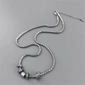 Detalle del collar de acero de titanio plateado con cinco anillos de circonitas - Plata (B1012)