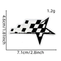 Gedetailleerde afmetingen van de geborduurde geruite racesticker met breedte en hoogte - Race Patch #2 (Geblokte Pijl)