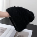 Primer plano detallado del gorro de punto negro suave con textura de felpa - Elástico / Negro