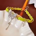 Detail van de vlinderhanger met zirkoon op groene lederen choker met zilveren kwastjes - Vlinder Kwastje Choker / Fluorescerend Groen