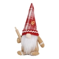 Detail eines Weihnachtswichtels mit rot-kariertem Hut, Lebkuchen-Deko und Nudelholz - Männlicher Zwerg - Mit Holznudelholz