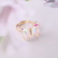 Detailaufnahme eines goldenen Schmetterlingsrings mit schillernden Kristallen und offenem Ring - Einstellbar Offen / Weiß