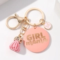 Portachiavi GIRL MAMA in legno fatto a mano con nappa rosa e gancio dorato - Rosa