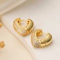 Orecchini a cuore placcati in oro 18K con zirconi cubici su sfondo chiaro minimal - Huggie a Cuore Semi-Pavé