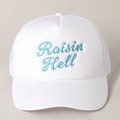Gedetailleerde weergave van blauw Raisin Hell borduurwerk en gaas op de witte trucker pet - Wit met Hemelblauw Logo