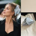 Hellblaue dreieckige Haarklammer aus Satin im minimalistischen koreanischen Stil - Blau