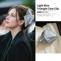 Hellblaue dreieckige Haarklammer aus Satin im minimalistischen koreanischen Stil - Blau