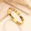 Eleganter roségoldener Titanstahl-Armreif mit Nieten und weißem Klee-Inlay für Damen - Gold