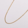 Primer plano de collar de cadena de eslabones dorados con textura metálica sobre blanco - 3,6mm de Ancho/45+5cm de Largo / Dorado