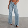 Dettaglio dei jeans a gamba larga a vita alta con orli sfrangiati e lavaggio azzurro vintage - S / Bottoms / Azzurro