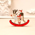 Hölzerner schaukelnder Weihnachtsmann auf Rentier Weihnachtsdeko mit Holzmaserung - Weihnachtsmann / Klein